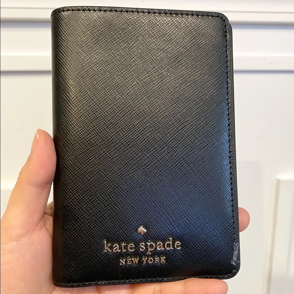 Last one**NWT Kate spade passport holder